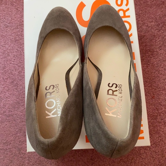 KORS Michael Kors Grey Suede Natural Snake Pumps 8 - Picture 7 of 13